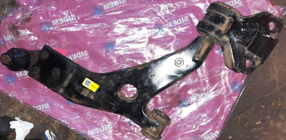 Продаються передні важелі підвіски (лівий та правий), б/у. Ford Escape