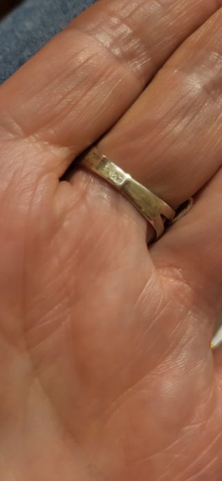 Srebrny pierścionek z koralem łódeczka