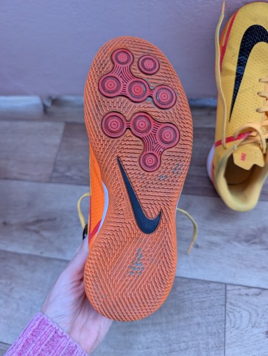 Pomarańczowo żółte Nike