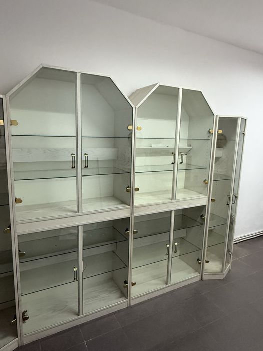 Szafa ekspozycyjna z półkami szklanymi