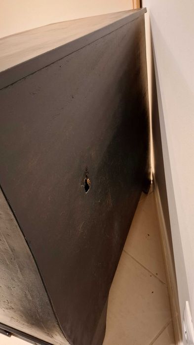 Cómoda preta de madeira