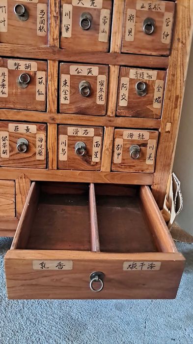Armário de boticário da Medicina Tradicional Chinesa