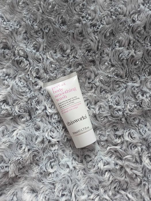 Żel do mycia ciała twarzy Perfect Body Smoothing Wash This Works 50 ml