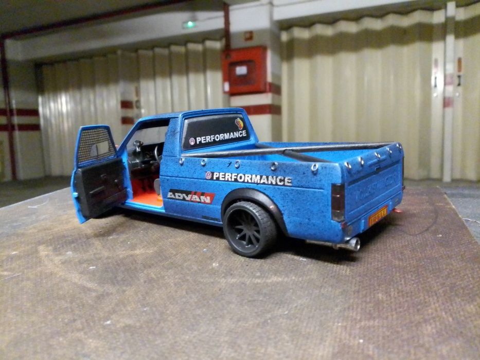 1/18 VW Cady totalmente modificada