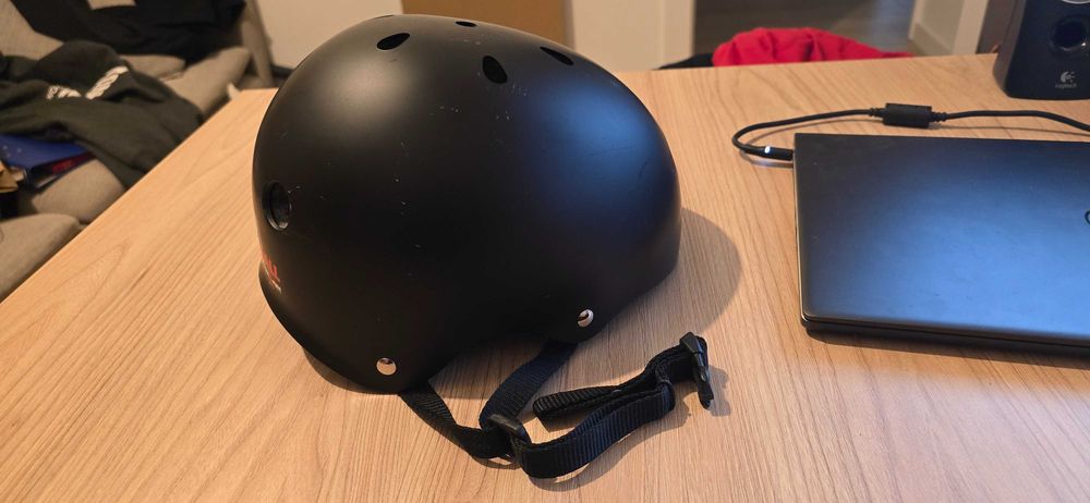 Kask eight ball 55-58 S/M czarny