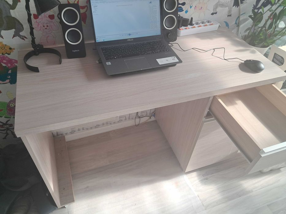 oddam biurko do nauki do komputera (laptop)