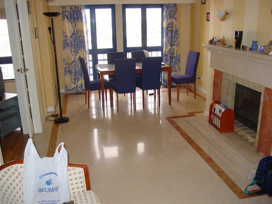 Mesa de jantar EXTENSÍVEL com 6 cadeiras.