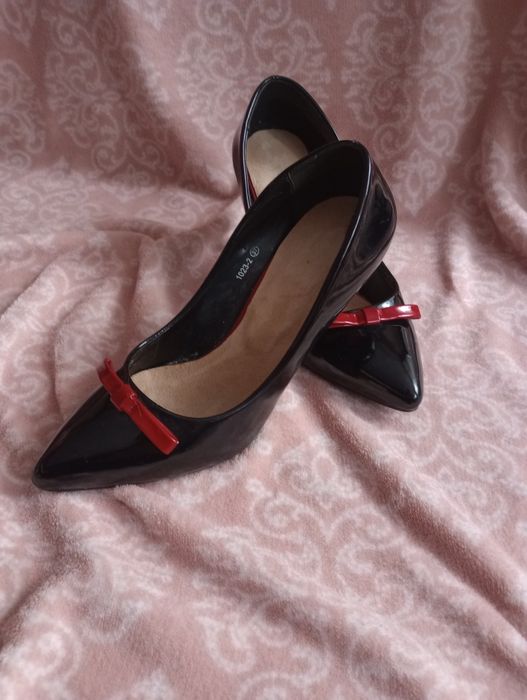 Szpilki czarne lakierowane