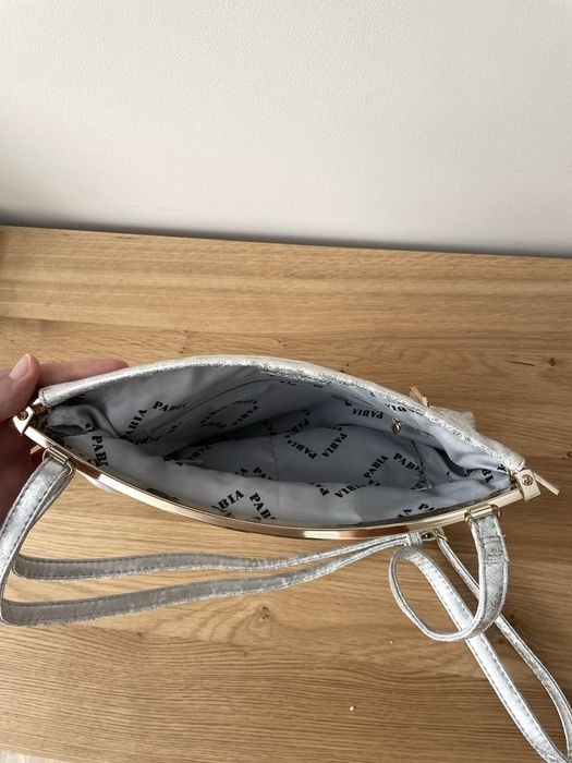 Srebrna torebka na ramie