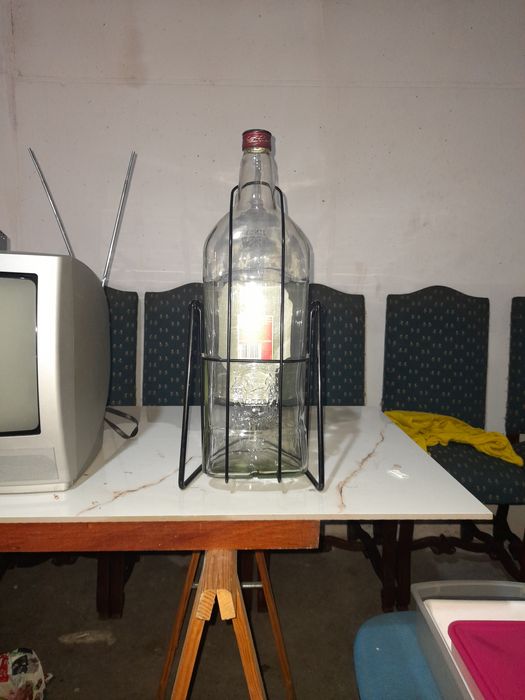 Glass bottle.439330587028367362