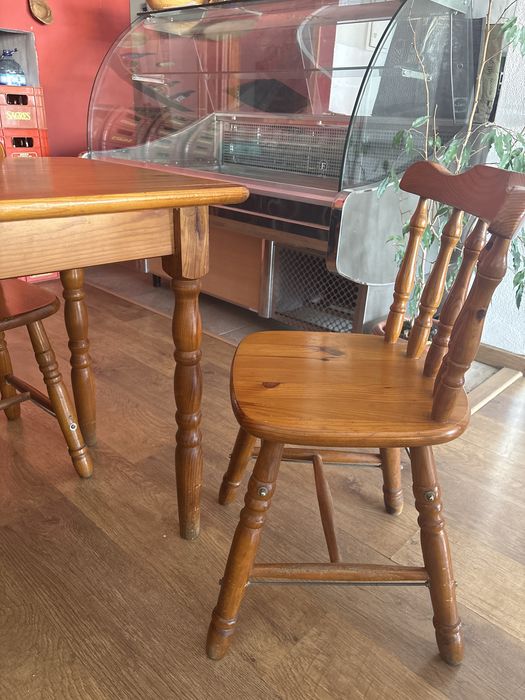 Mesas e Cadeira em Pinho