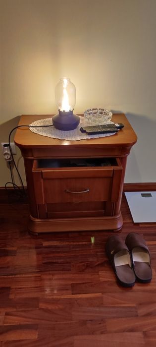 Mesa de cabeceira para quarto em madeira de Cerejeira