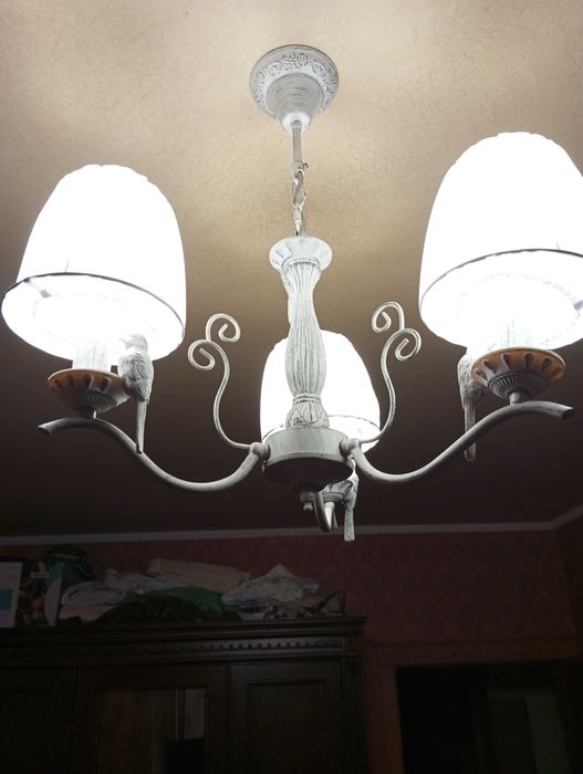 Продам люстры и бра.