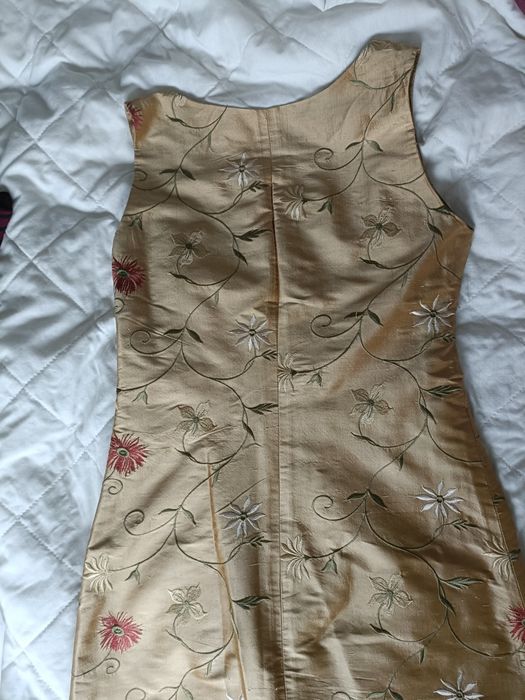 Vestido de cerimónia em tecido bordado feito á mão