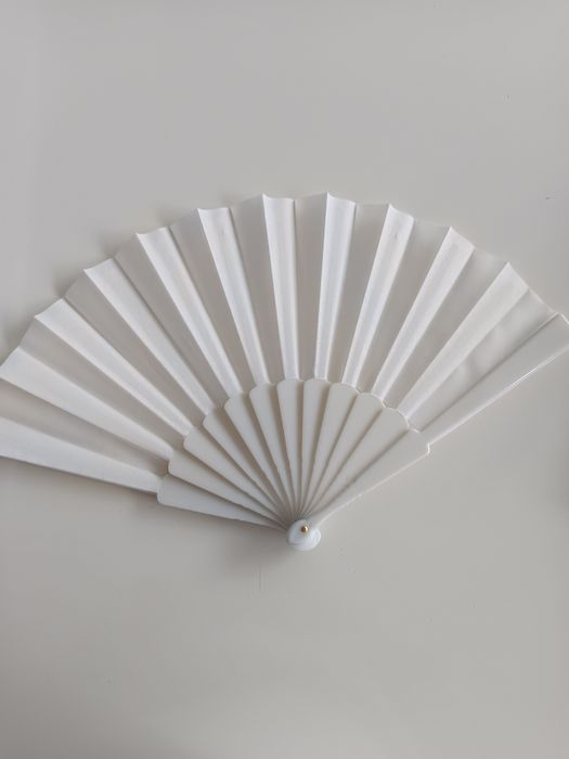 Leques brancos e tecido