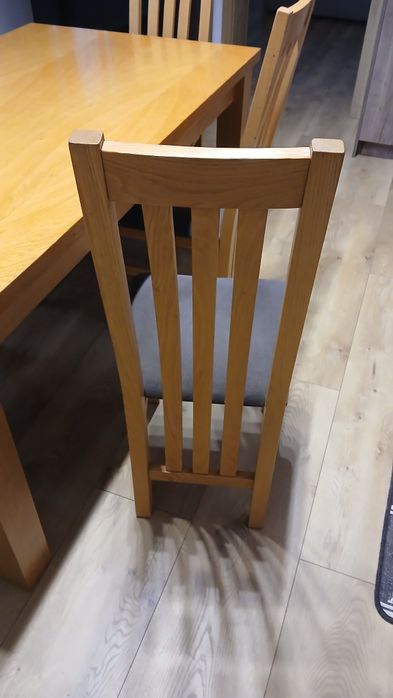 Sprzedam stół dębowy oraz sześć krzeseł.