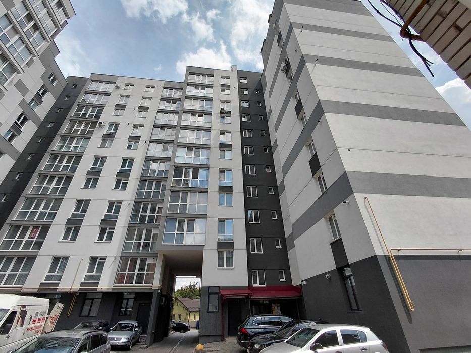 Продаж 2к квартири 69 кв. м на вул. Білогірська