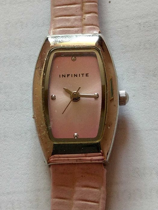 Zegarek Infinite Damski z Różową Bransoletką – Styl i Subtelność