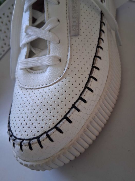 Białe  damskie adidasy.