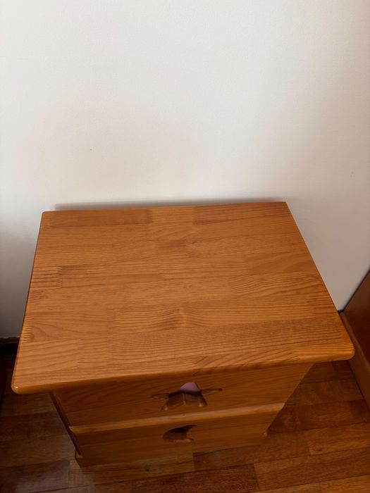 Cama de solteiro e mesa de cabeceira em madeira maciça