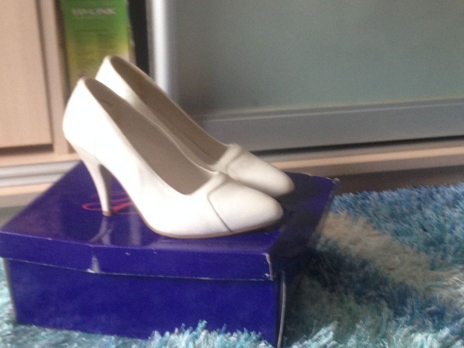 Продам білі туфлі