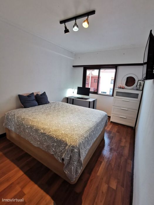 T2 pronto a habitar, com arrecadação, elevador, lareira e ar condic.