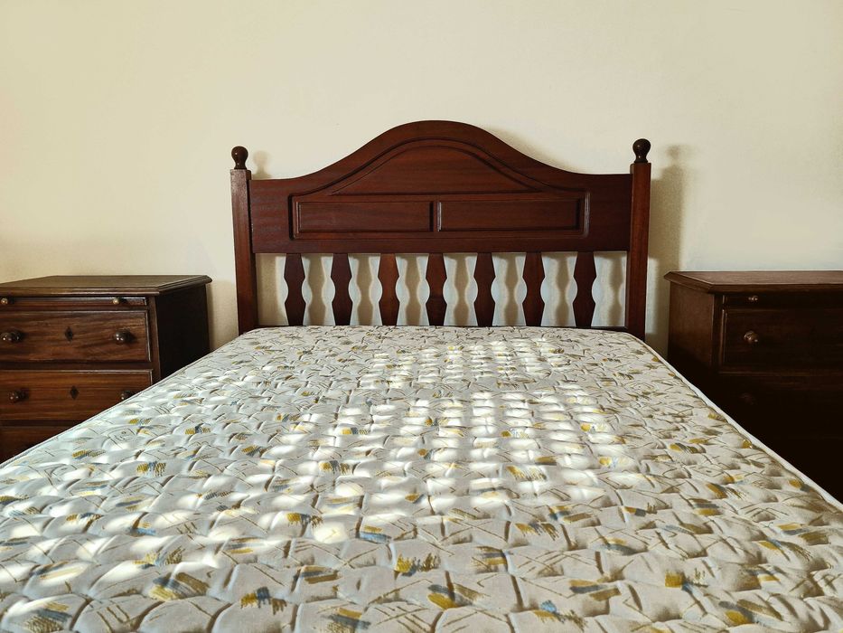 Cama + 2 mesas cabeceira + colchão