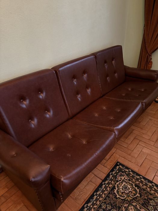 Conjuto sofás classicos em Pele Sintetica Castanha