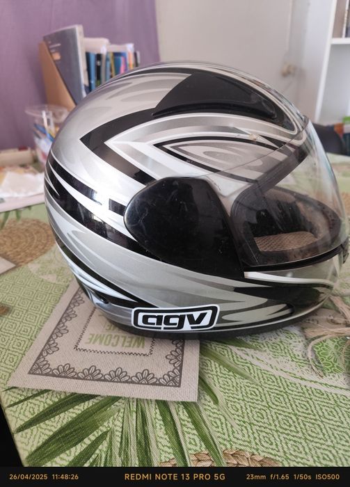 Dois capacetes vendidos juntos.