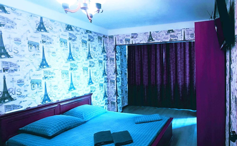 Оболонский пр-т. метро "Героев Днепра"  "Dream berry"-1 минута ходьбы.
