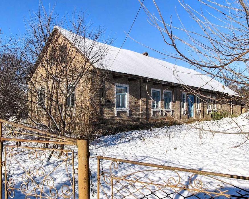 Цегляний будинок під ремонт або реконструкцію на великій ділянці