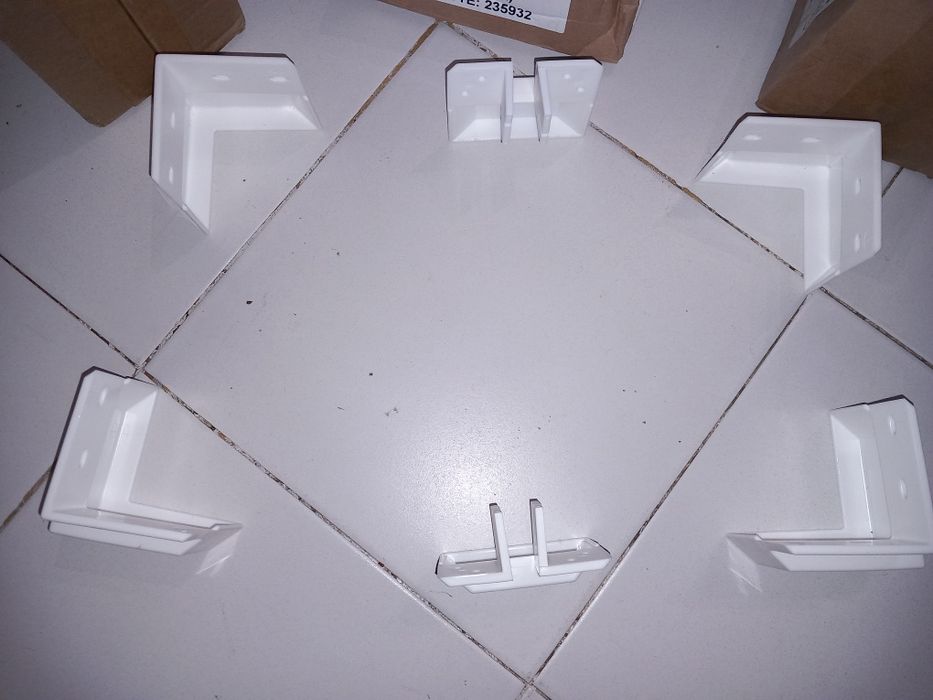 3 caixas novas com 6 conjuntos de pés para armário ou roupeiro