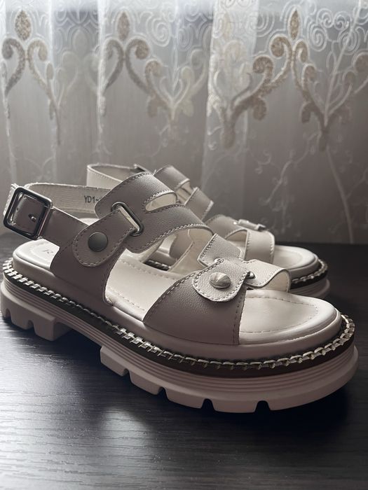 Бежеві босоніжки 37 розмір