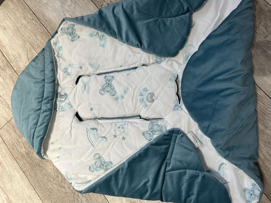 Ciepły otulacz do fotelika  samochodowego