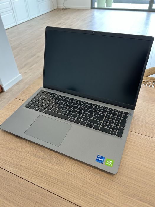 Portátil Dell Vostro 3520