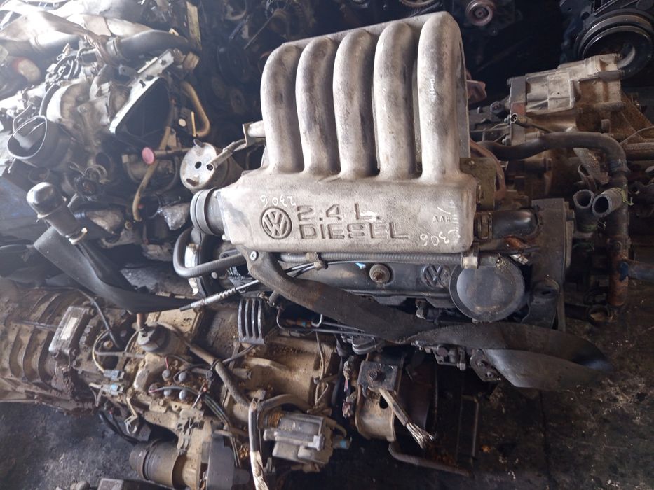 дизельний двигун Volkswagen 2.4L, ймовірно з старіших моделей Transporter або LT. Стан б/у, мотор з навісним обладнанням.