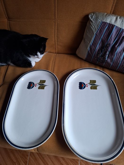 Two porcelain serving platters.430851771325501447