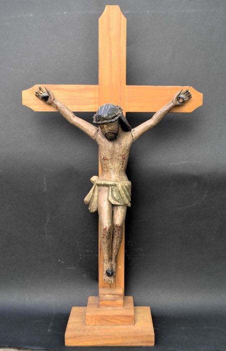Crucifixo. Cristo em madeira.