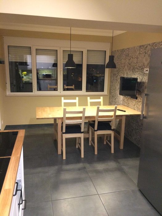 Apartamento com 6 grandes quartos, duas casas de banho completas, sala cozinha em open space.