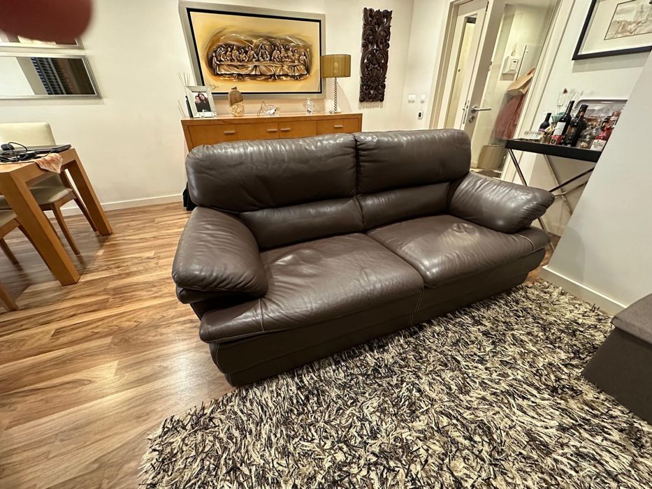 Sofá castanho de pele sintética