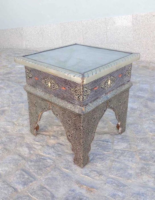 Mesa de apoio marroquina vintage em madeira e metal cinzelado e vidro