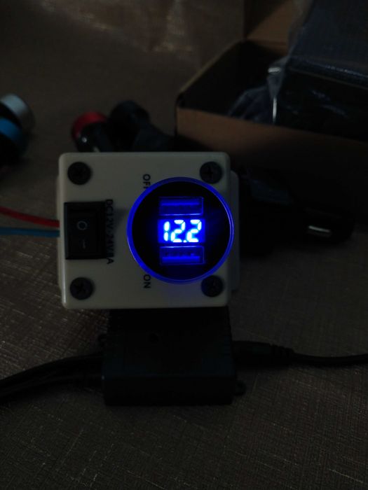 USB зарядки в авто з вольтметром в прикурувач