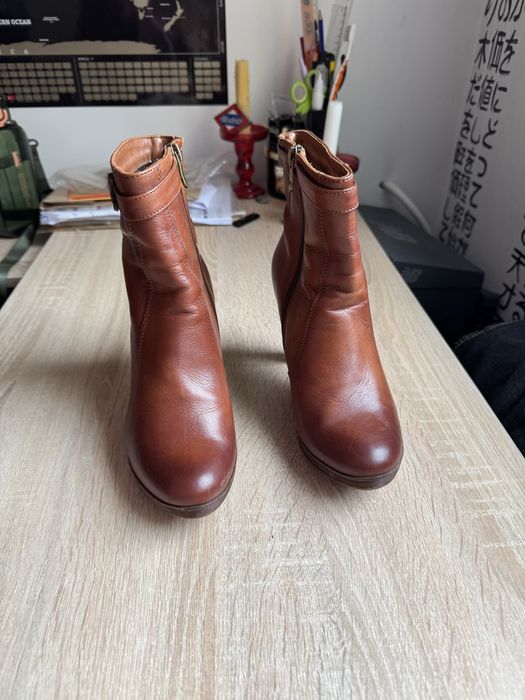 Нові шкіряні черевики