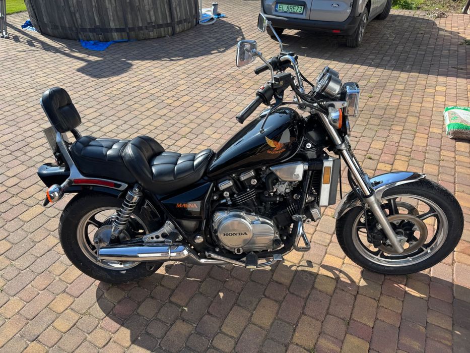 Motocykl Honda Magna 700