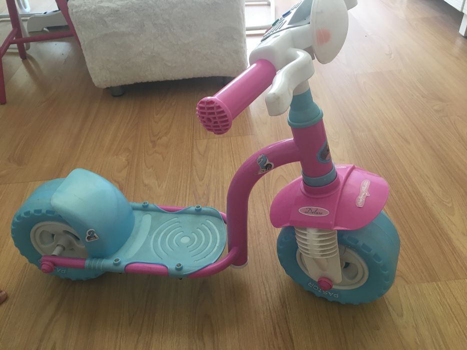 Mota menina trotinete com pisca e luz