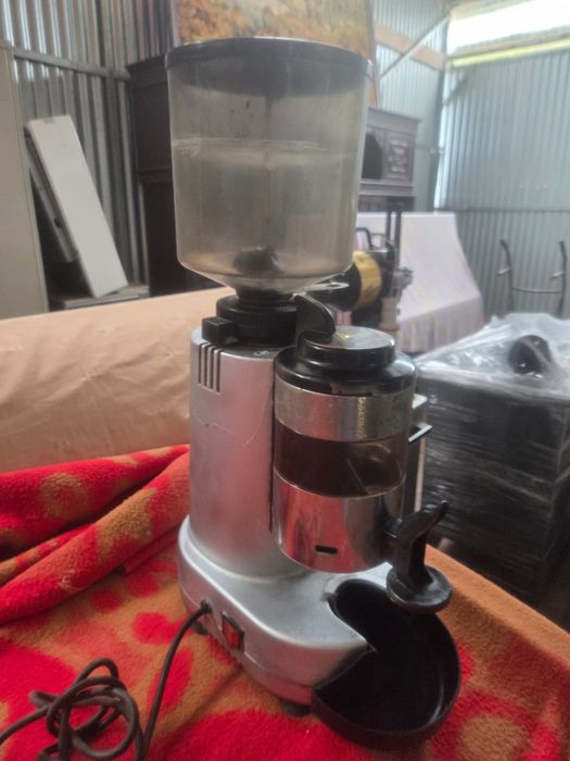 Moinho de café profissiona l em bom estado.