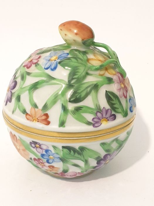 Magnífica caixa em porcelana pintada à mão marcada HEREND HUNGARY