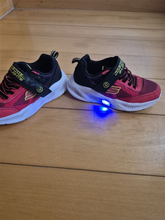 Sapatilhas Skechers vermelha com luzes