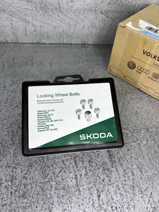 Набір болтів секреток Фольцваген Шкода 17мм 000071597С / 1K0698137A