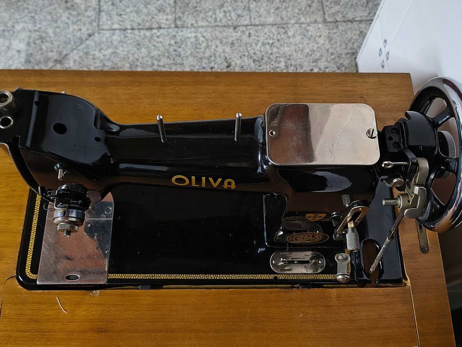 máquina de costura oliva a funcionar